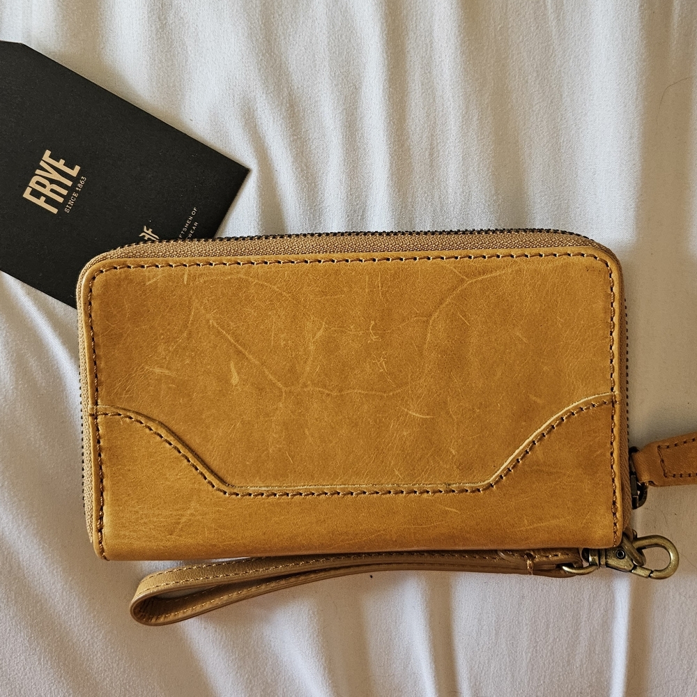 ☆ Frye Leather Zip Wristlet ☆ - Picture 2 of 5